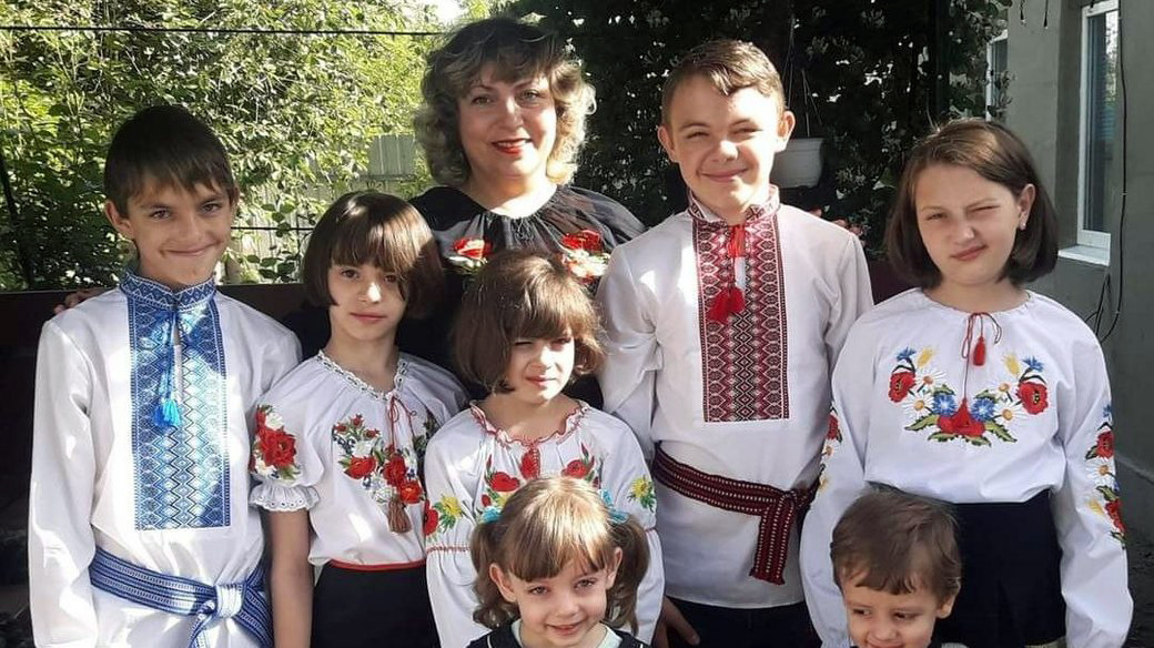Олена Мехедько з найменшими своїми діточками. Фото з особистого архіву родини МЕХЕДЬКІВ